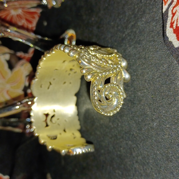 Cuff - Picture 4 of 7